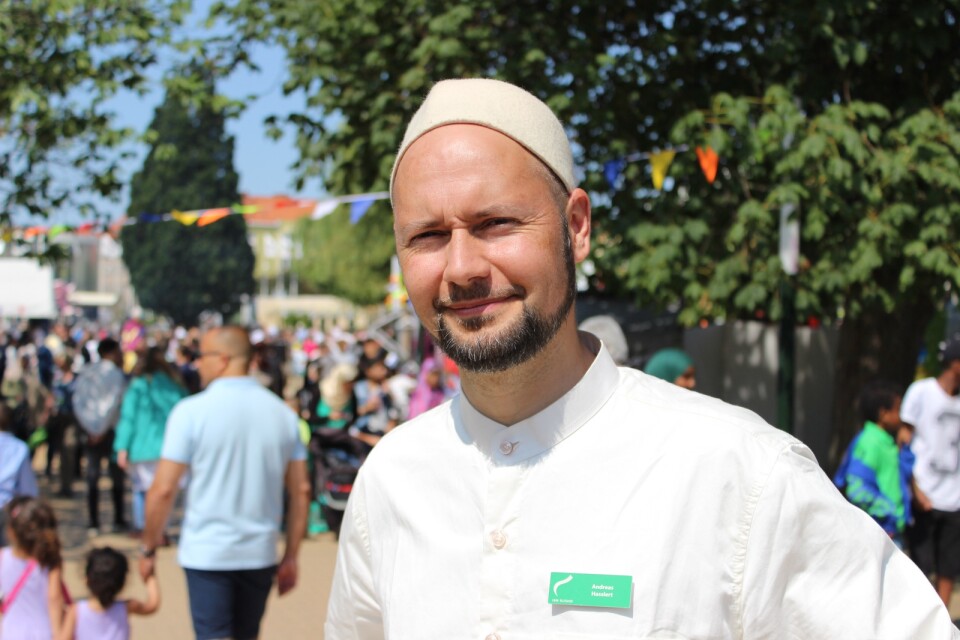 Festivalgeneral Andreas Hasslert från Ibn Rushd Studieförbund under Eidfestivalen i Folkets park i Malmö. Malmö stad stödjer Ibn Rushds Eidfestival med 600 000 kronor varje år.