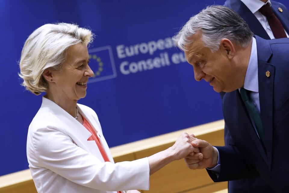 Omnominerade ordföranden i EU-kommissionen Ursula von der Leyen skakar hand med ungerns Viktor Orban.