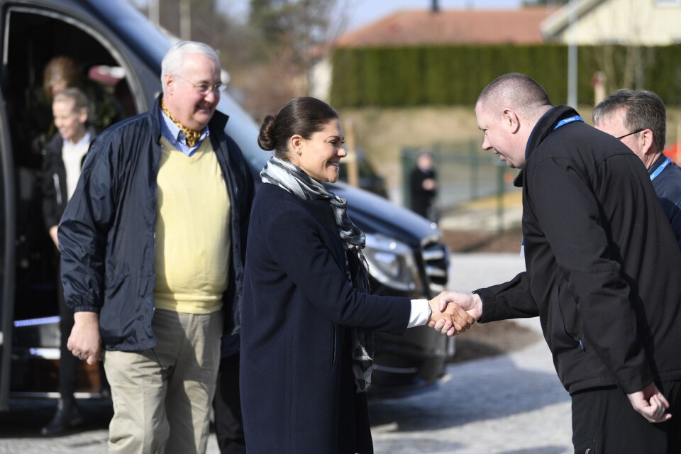 Kronprinsessan Victoria anländer till Hulta förskola i Ronneby under fredagsmorgonen – här hälsar hon på kommunalrådet Roger Fredriksson (M).