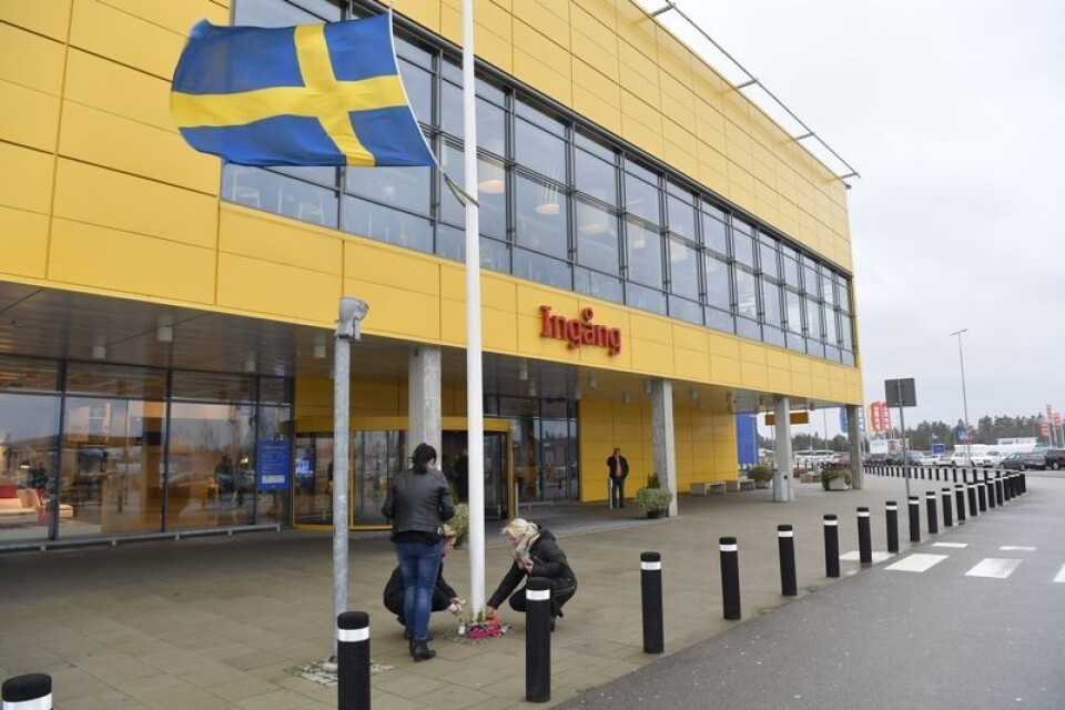 På Ikea i Älmhult hedrades grundaren Ingvar Kamprad med flaggning på halv stång.