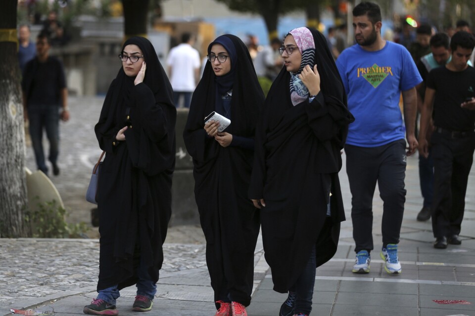 Tre kvinnor i chadorer i Iran