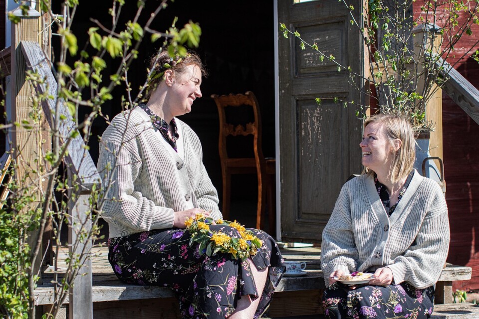 Evelina Engholm och Ida Svensson välkomnar alla till Ölandsgården i Övra Bägby.