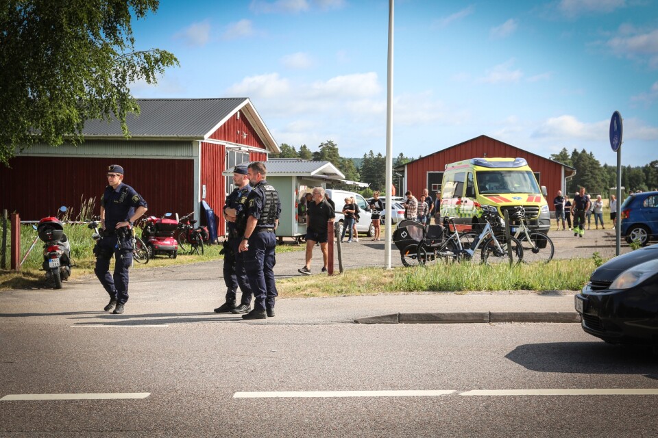Tre polisbilar och en ambulans fick rycka ut till Skogens jordgubbsförsäljning i Vist när det uppstod trafikkaos och ett olycksfall i den långa kön som uppstod dagen innan midsommar.