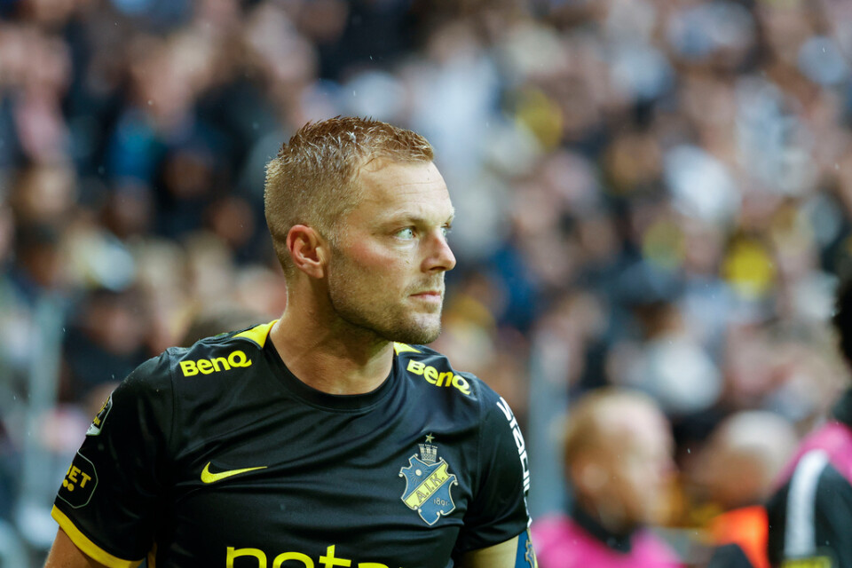 Sebastian Larsson har avslutat karriären, nu ska AIK försöka fylla tomrummet efter mittfältaren. Arkivbild.
