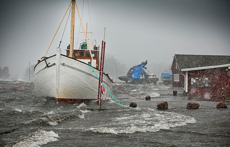 Hamnen i Påskallavik när blåsten trycker upp vattenmassorna mot land.