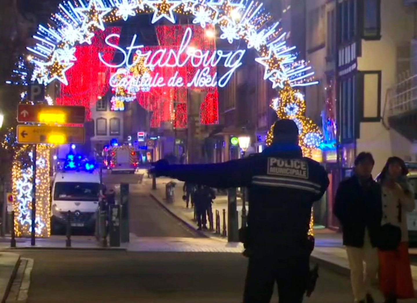 Bilden från en video visar hur utryckningsfordon anländer till julmarknaden i Strasbourg sedan flera personer skjutits ihjäl av en ensam gärningsman.