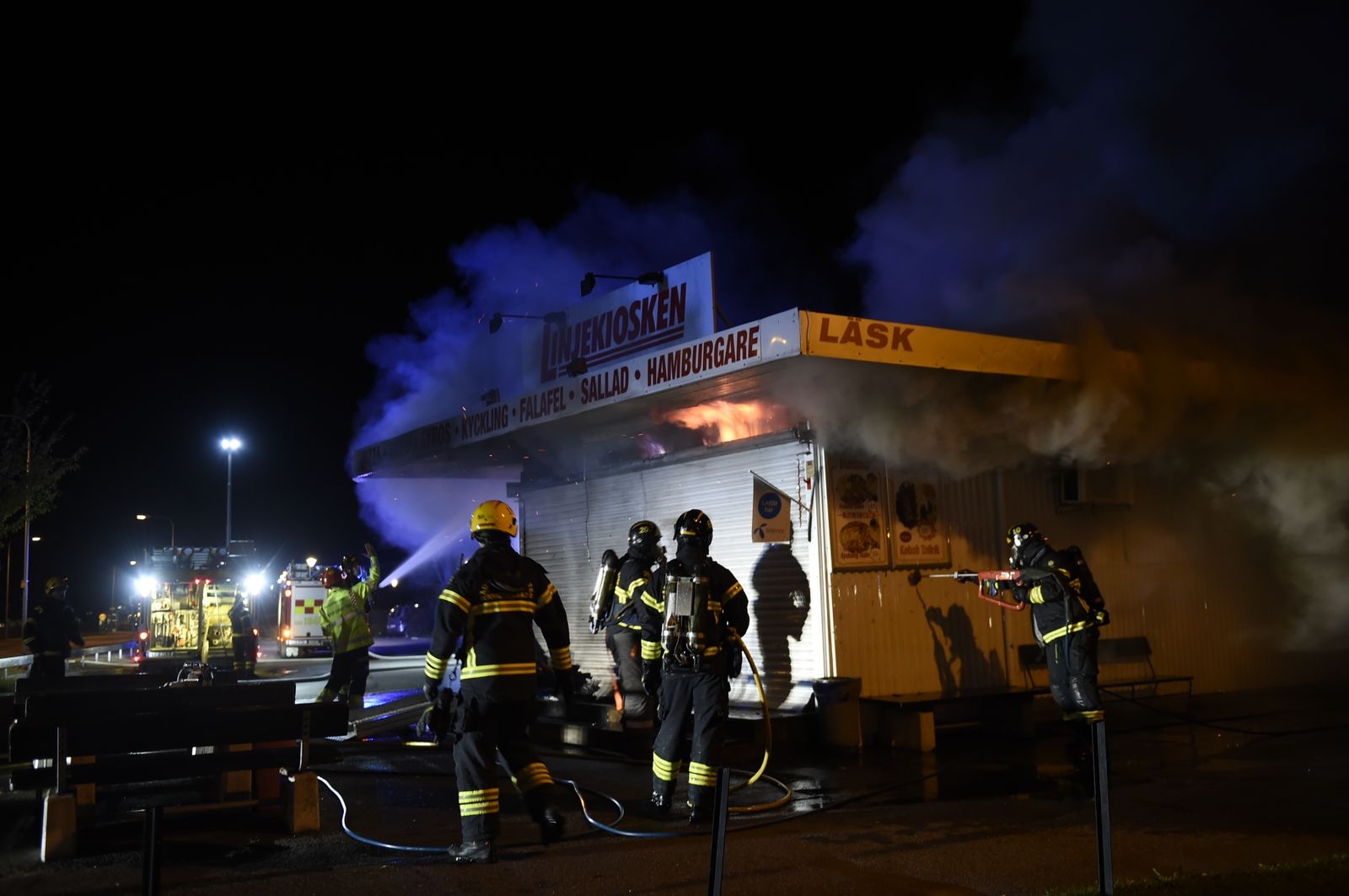 En kiosk i Näsby började brinna under natten.