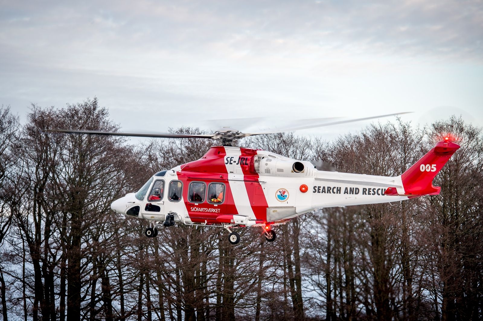 180310 Sjöfartsverkets sjöräddning, räddningshelikopter / helikopter undsätter två personer vars flygplan nödlandat på Järkö utanför Sturkö. Search and rescue, SAR.