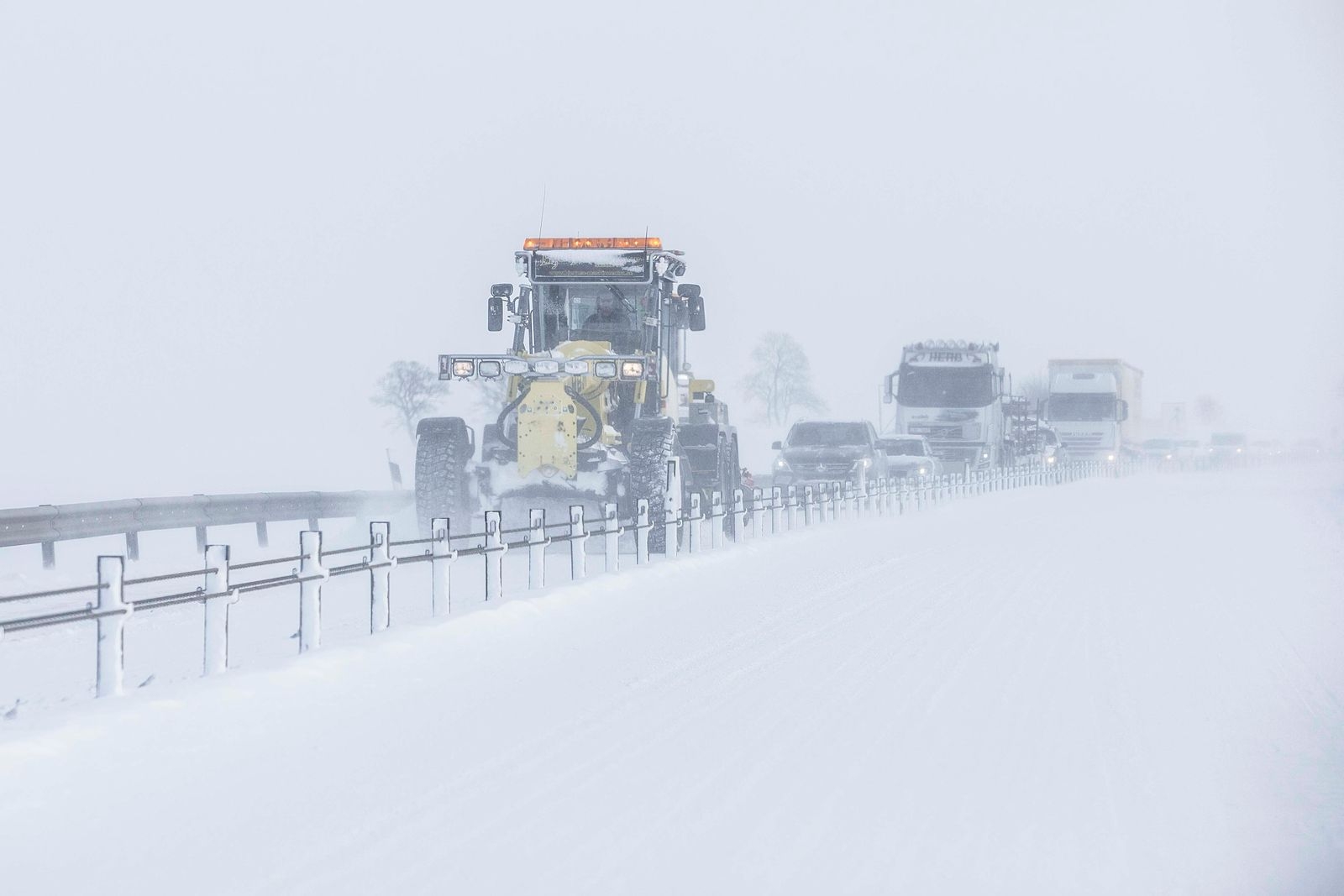 Bilköer i snöoväder – en vanlig syn i sydöst de senaste dagarna.