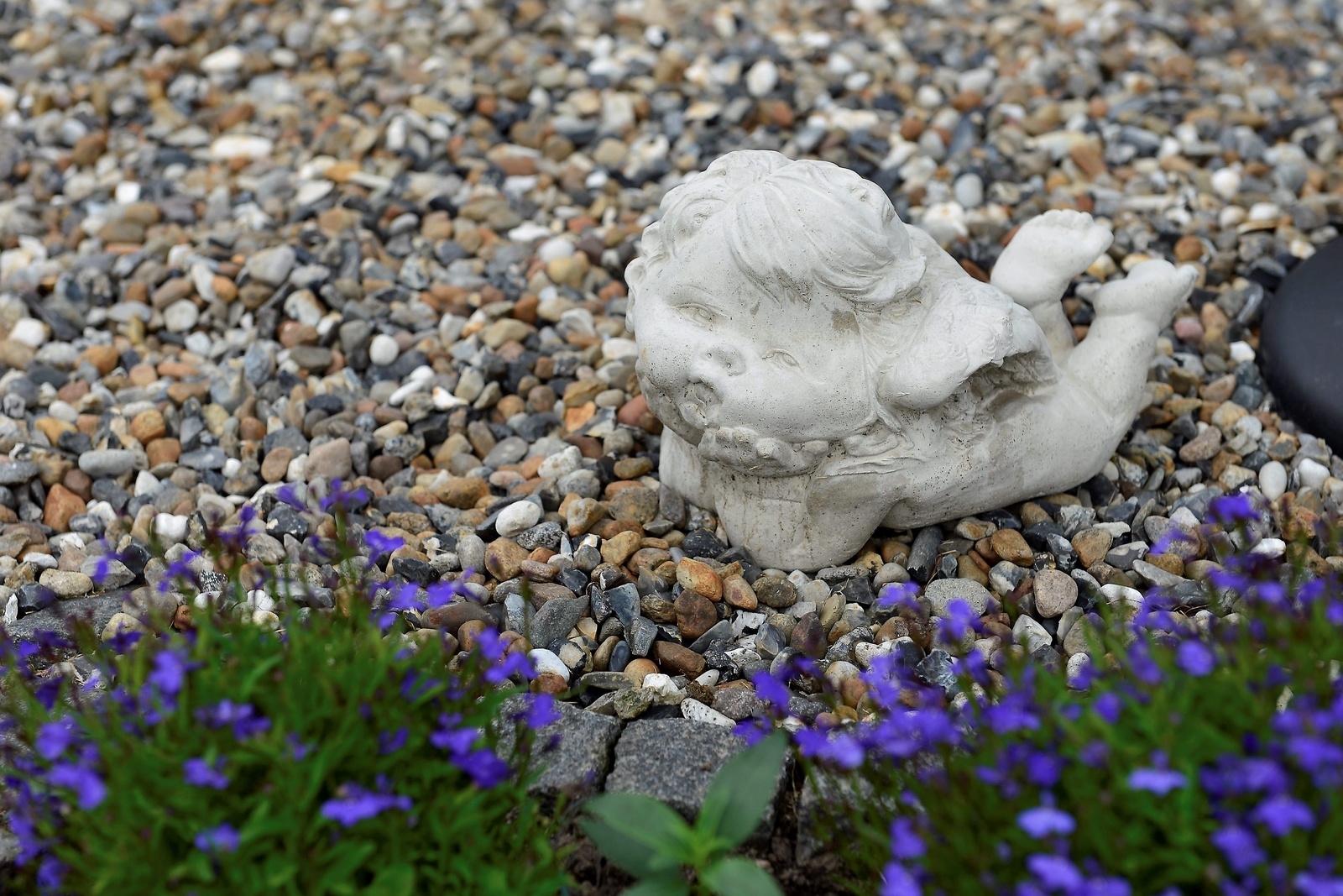 Ett av Ann-Christine Johanssons fritidsintressen är att gjuta  i betong, den här lilla ängeln vaktar i hennes trädgård.