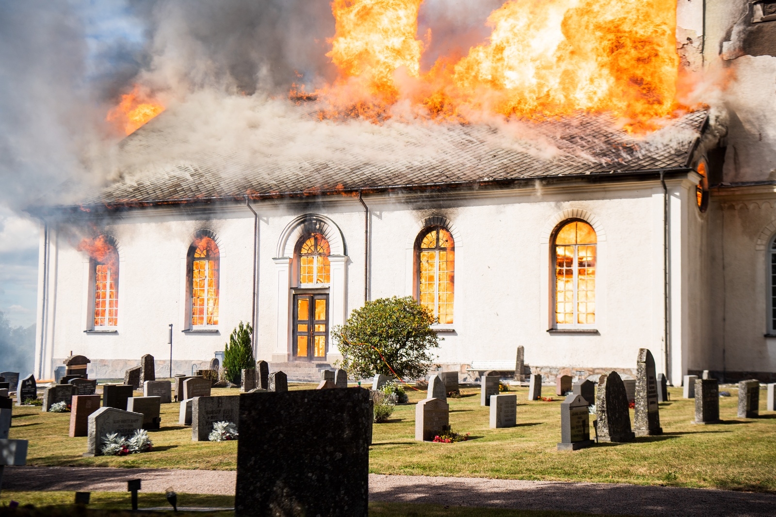 Under lördagen den 3 september brann Viås kyrka ner till grunden.