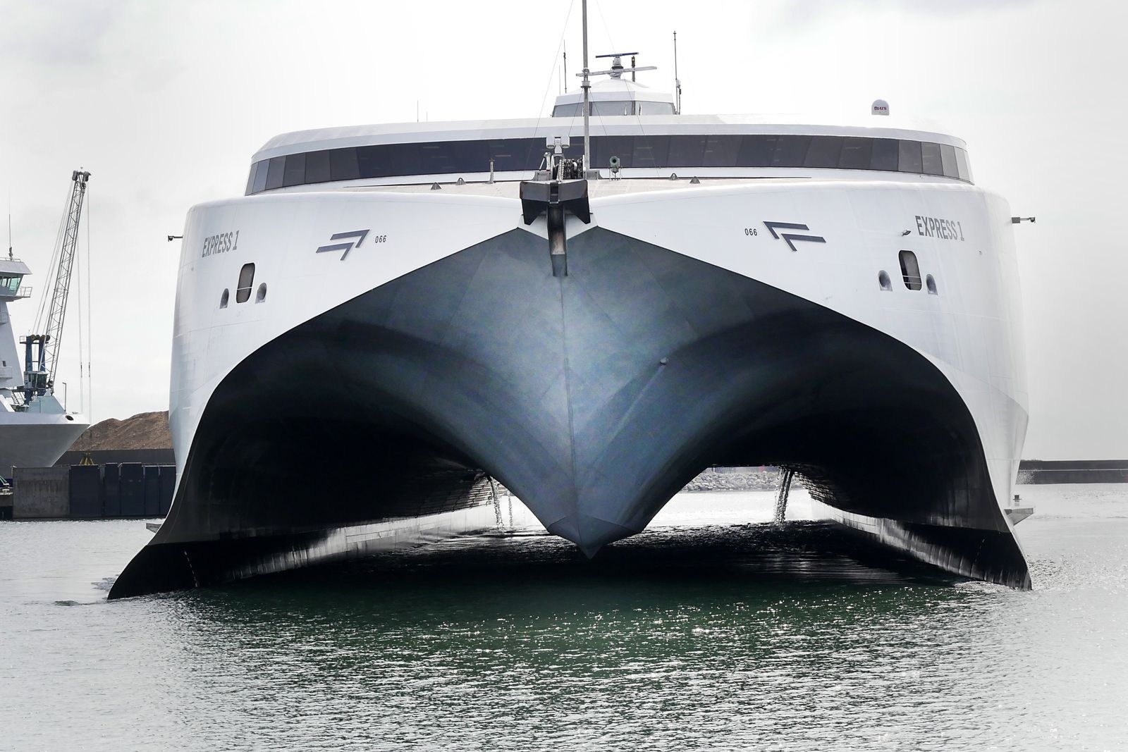 Express 1 är mäktig när hon seglar in i Ystads hamn.