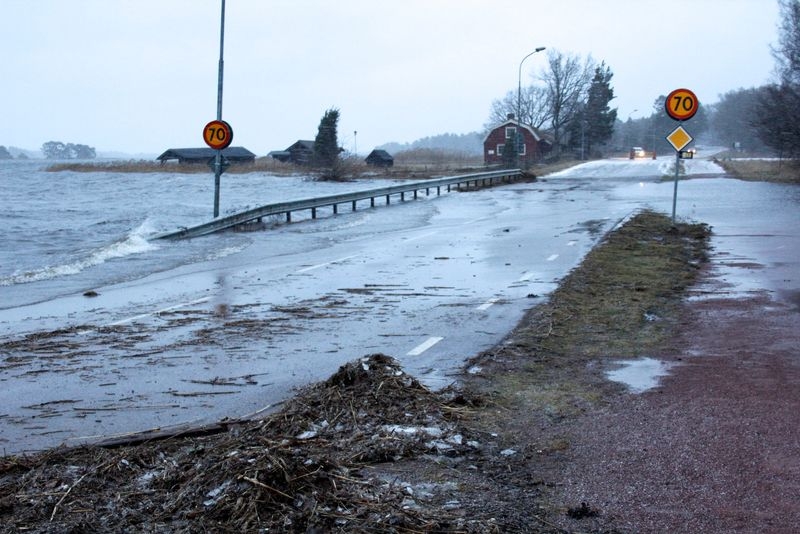 Vägen mellan Kuggås och Nynäs i Mönsterås kommun översvämmades.