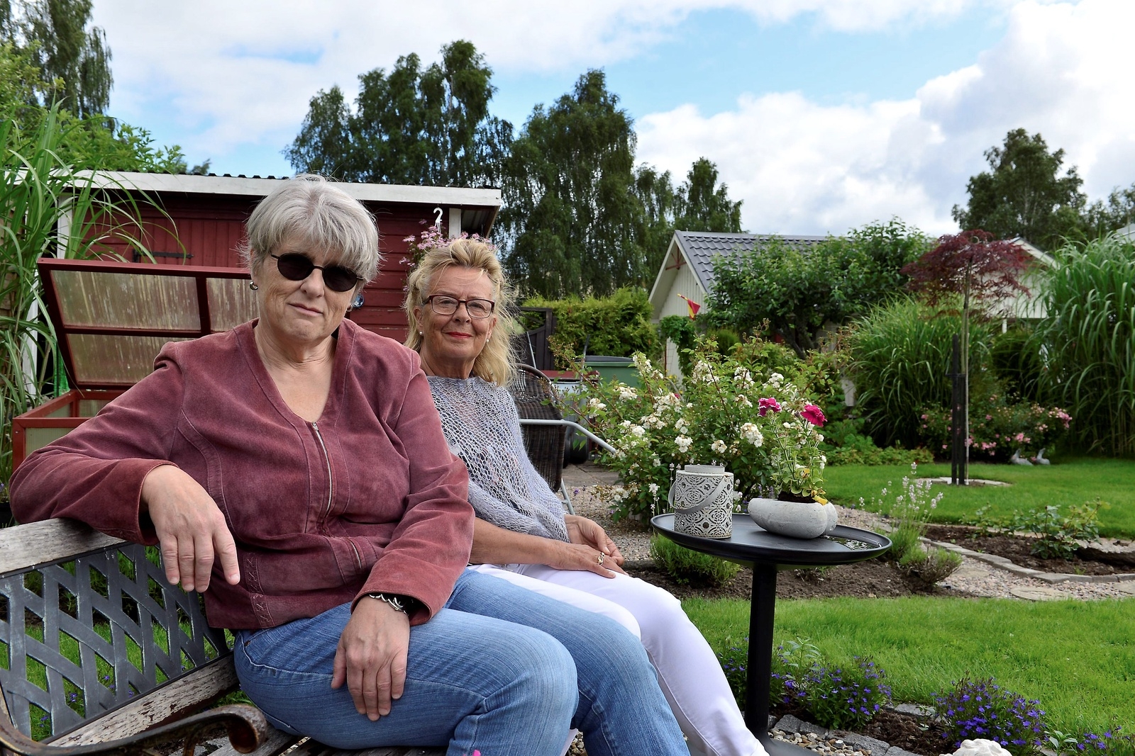 Ingrid Haglund och Ann-Christine Johansson ser fram emot öppet hus på lördag, det är roligt att visa upp trädgårdarna.