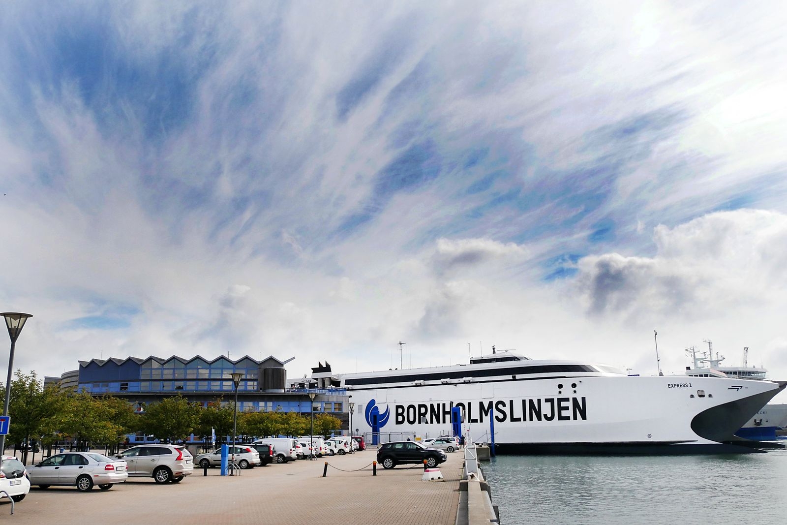 Express 1 vänder i Ystads hamn och backar in i sitt hamnläge,