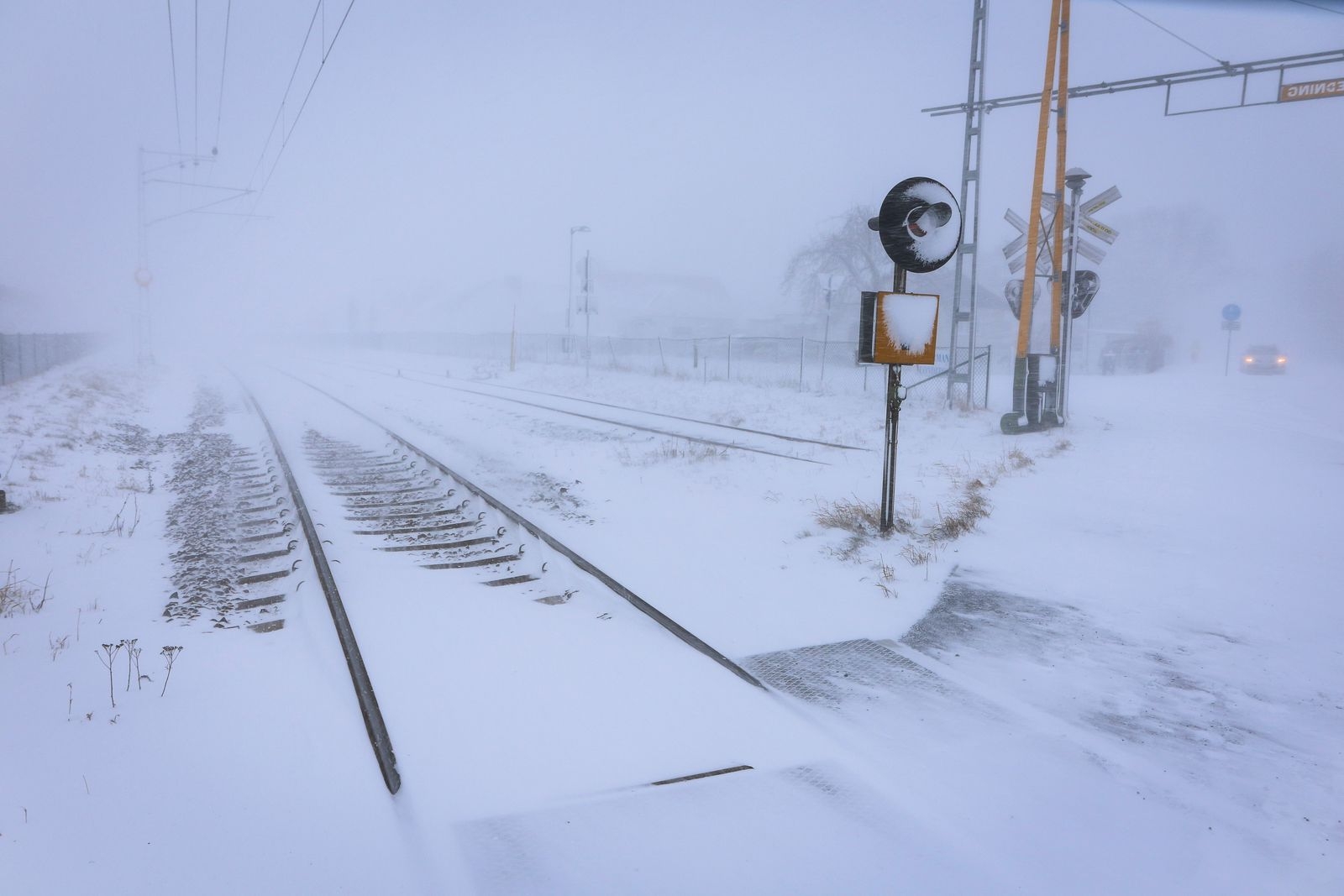 Översnöat järnvägsspår i Gärsnäs.