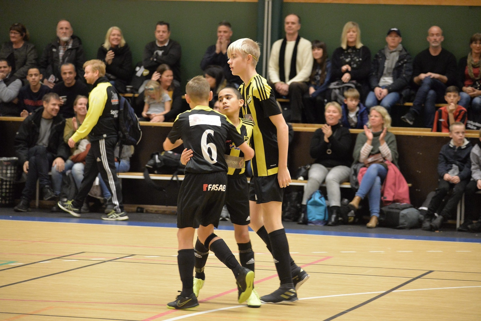 Glädje i IFK Hässleholm gul efter ett av målen i gruppspelsmatchen mot Wisseltofta