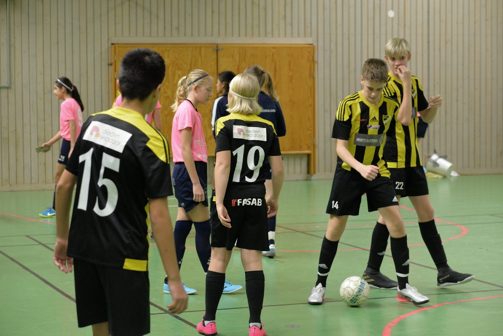 IFK Hässleholm och FC Hessleholm laddar i sidohallen inför sina matcher i Snapphanecupen.