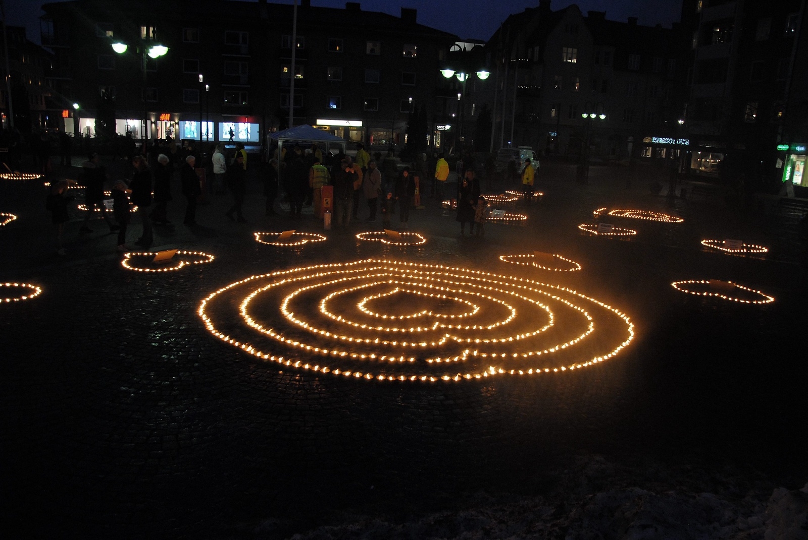 20 ljushjärtan gjorda av över 1 600 marschaller lyste upp Stortorget. Lions står bakom eventet tillsammans med Hessle City och Norra Skåne.                                               Foto: Stefan Olofson