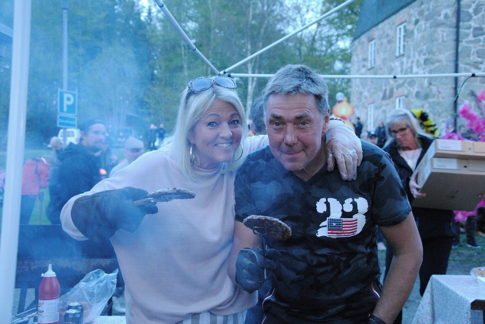 Petra Persson och Örjan Svensson i Östanå byalag steker hamburgare för fullt. FOTO: SUSANNE GÄRE