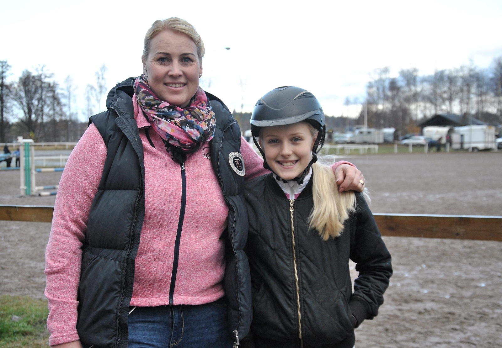 Tävlingsledaren Sofie Jönsson är hopptränare för ryttarna i Hässleholms RK. Här med adepten Tilda Elmevik.