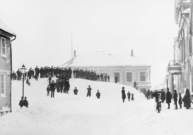 Nä, det här är faktiskt en bild från ÖP-torget 1888. Kanske har vi en bit kvar till den där snömängden.