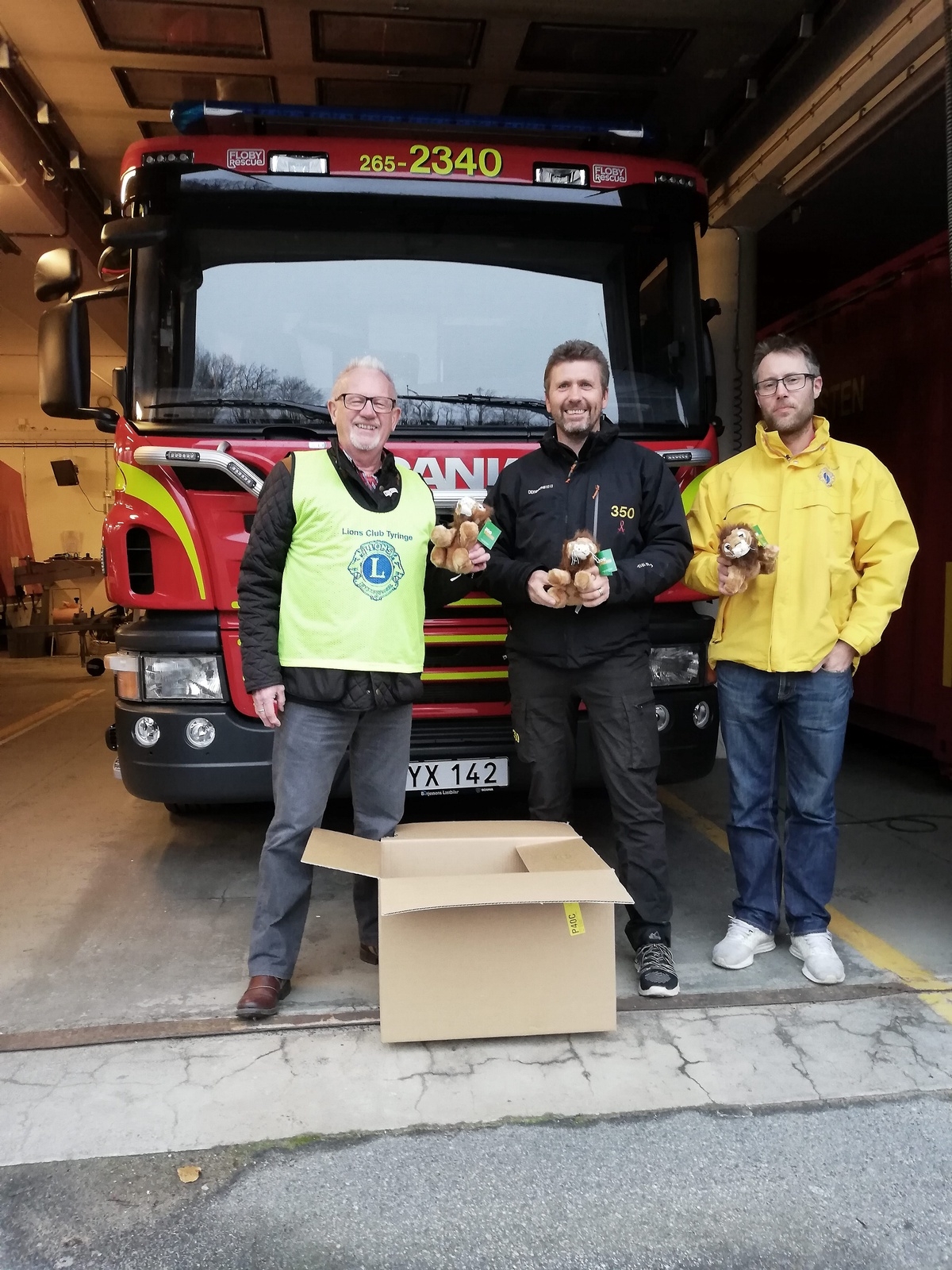 Lions i Tyringe delade ut ”goselejon” till brandmännen på brandstationen som ska ges till barn som behöver tröst vid olyckor och bränder.                     Foto: Lions