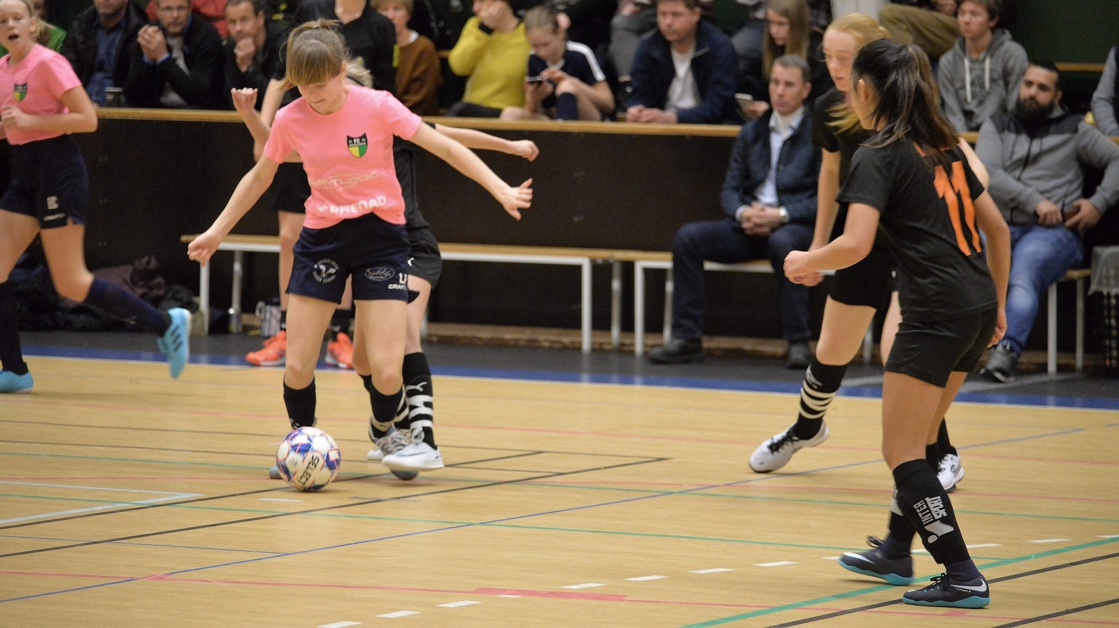 FC Hessleholm (rosa tröjor), här i match mot Strövelstorp, har en stor kull 13-åringar och för dem är deltagande i Snapphanecupen en sjlävklarhet. Foto: Jan Rydén