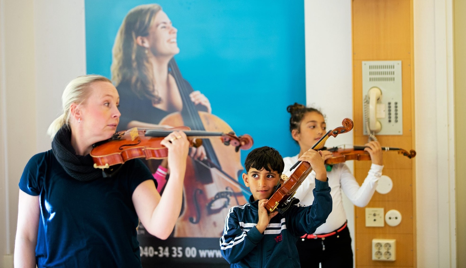 Violinisten och riksspelmannen Sara Tufvesson (till vänster i bild) är uppvuxen i Vinslöv.  Foto: Andreas Hillergren/arkiv