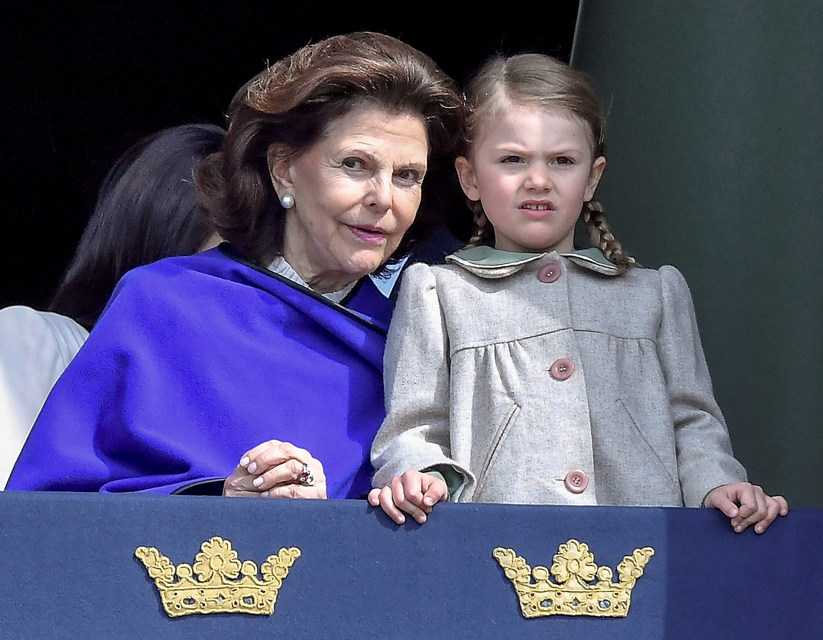 Drottning Silvia och prinsessan Estelle visar sig i Ordenssalarnas fönster vid firandet av kung Carl Gustafs födelsedag på Stockholm slott 2017.
Foto Jonas Ekströmer/TT
