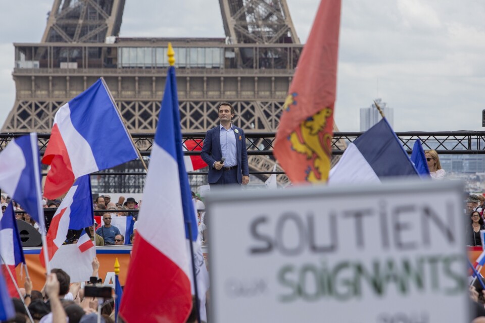 Det högernationalistiska partiet Patrioternas ledare Floriant Philippot talar inför demonstranter vid Place Trocadero i Paris.