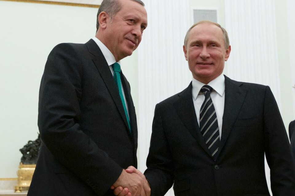 Rysslands flyganfall mot rebeller i Syrien är \"oacceptabla\", säger Turkiets president Recep Tayyip Erdogan. - Ryssland begår ett stort misstag, säger Erdogan, som varnar för att offensiven kan isolera Ryssland. Ryssland hävdar att bombningarna främst r