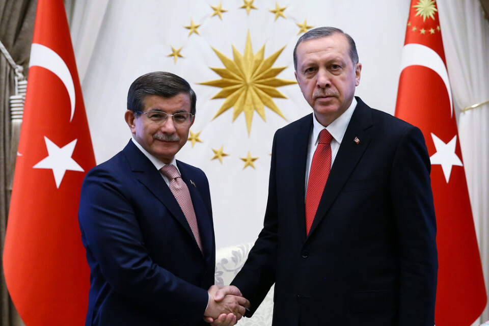 Turkiets expremiärminister Ahmet Davutoglu (till vänster) och president Recep Tayyip Erdogan på en bild från 2016, när de fortfarande var allierade.