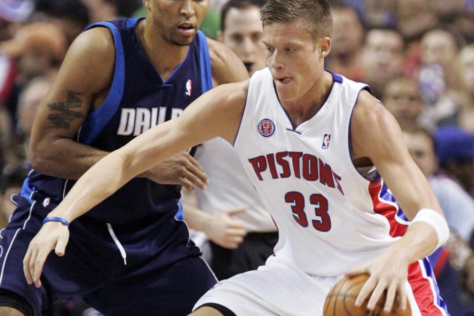 Detroit Pistons forward Jonas Jerebko, försöker ta sig förbi Dallas Mavericks forward Shawn Marion.