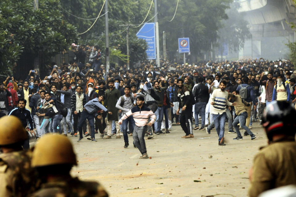 Drabbningar mellan polis och studenter vid ett muslimskt universitet i huvudstaden Delhi.