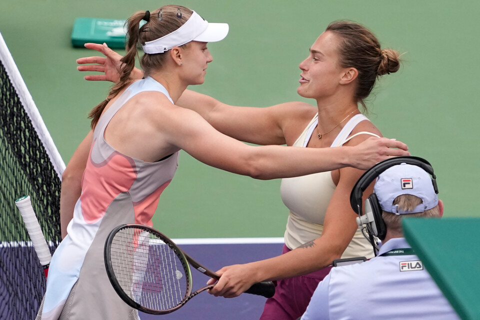 Jelena Rybakina tackar Aryna Sabalenka efter finalen.