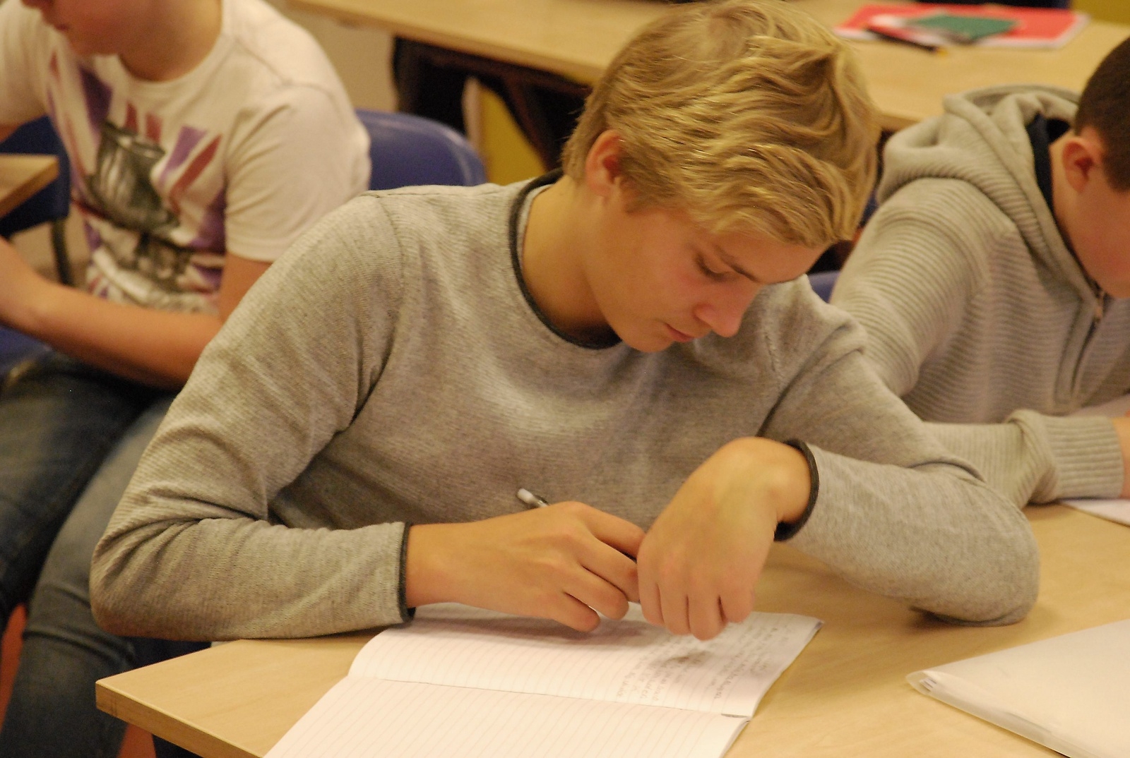 Erik Högstedt var en av eleverna som koncentrerade sig noggrant när skrivövningarna satte igång. Övningarna var förberedande inför en kommande novell de ska skriva.
