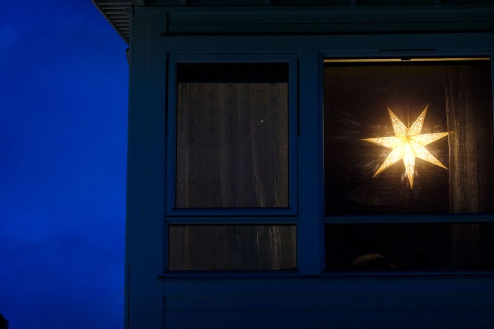 Första advent hänger vi upp julstjärnan i fönstret.