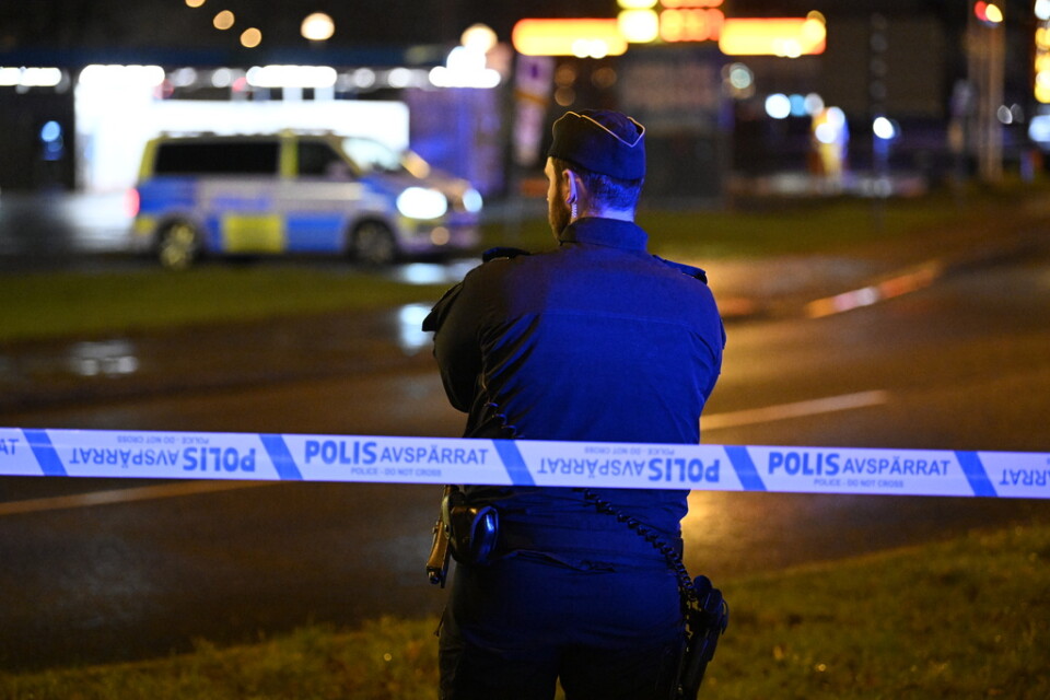 Polis på plats på i stadsdelen Segevång i Malmö efter att en man i 30-årsåldern hittats skjuten.