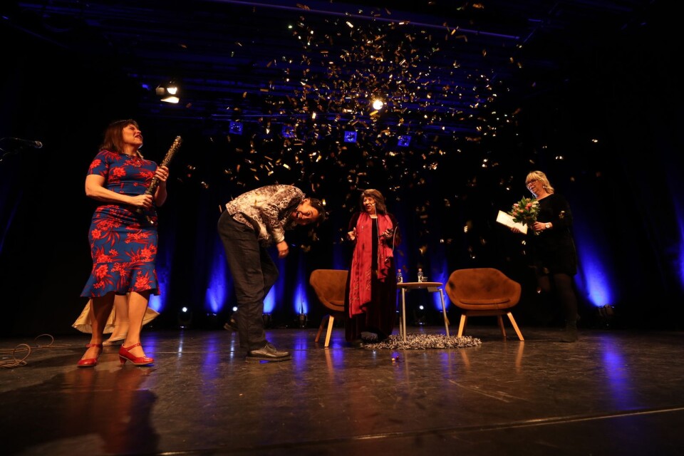 Mottagaren av Debutantpriset 2022 Quynh Tran (2:a från vänster) överraskades av konfettiregnet, som sköttes av bland annat Borås Tidnings förra kulturchef Lena Kvist. Akademiledamoten Jila Mossaed (3:a från vänster) tillkännagav pristagarens namn.
