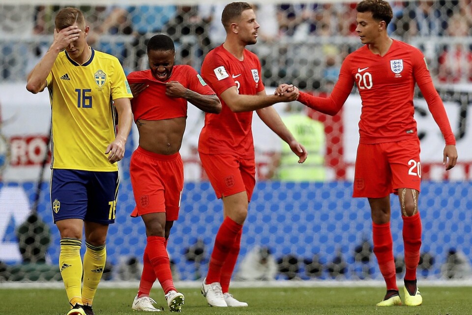 Svensk depp och engelsk glädje efter kvartsfinalenn i VM. England vann med 2-0. Foto: TT