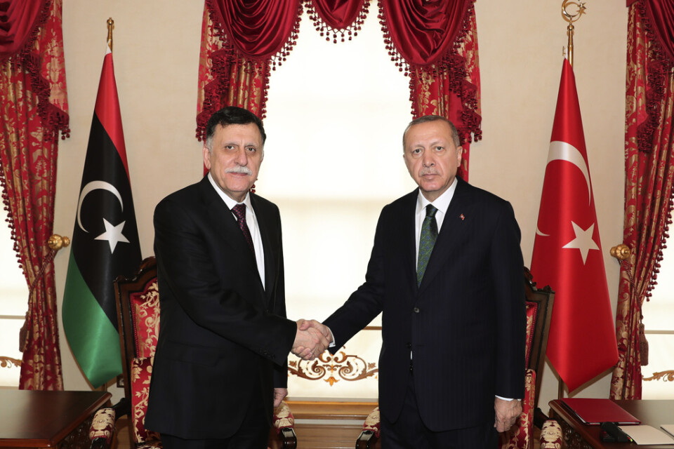 Fayez al-Sarraj, som leder den internationellt erkända regeringen i Libyen, till vänster skakar hand med Turkiets president Recep Tayyip Erdogan. Bild från möte i förra veckan.