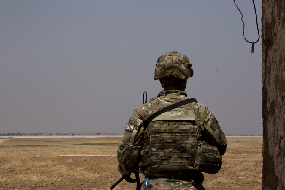 En amerikansk soldat i Syrien blickar ut mot den turkiska gränsen.