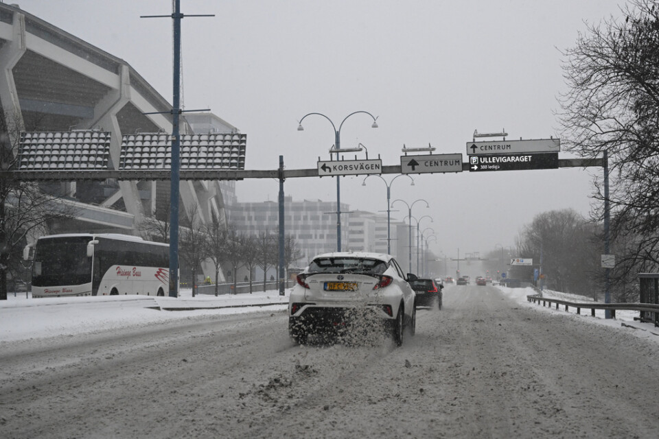 Under veckan har det flera gånger snöat kraftigt i södra Sverige – vilket fortfarande på fredagen ställer till det i kollektivtrafiken.