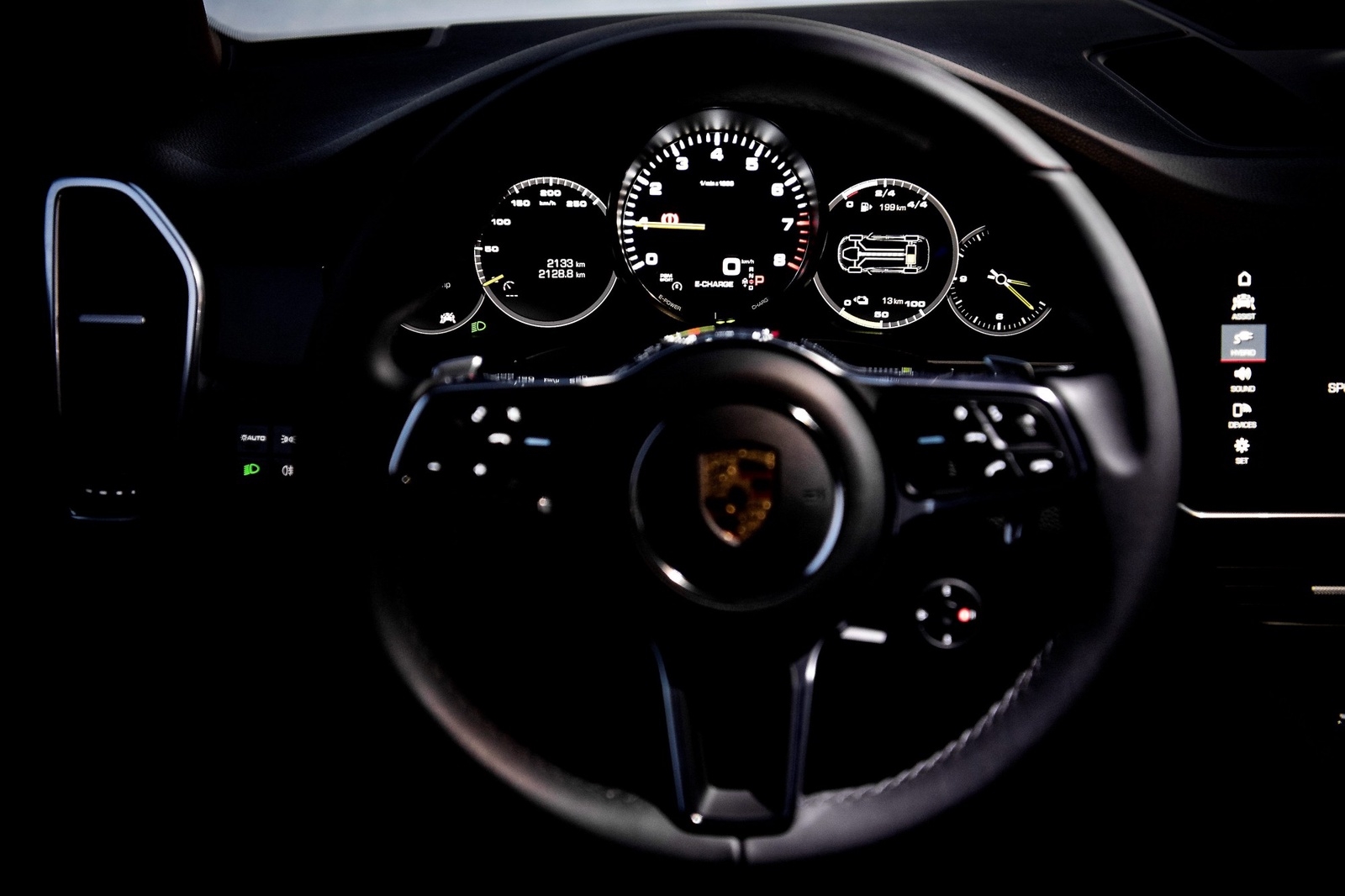 I mitten tronar en helt analog varvräknare, precis som i Porsches sportbilar. Till vänster och höger om den finns digitala skärmar med varierbart innehåll.