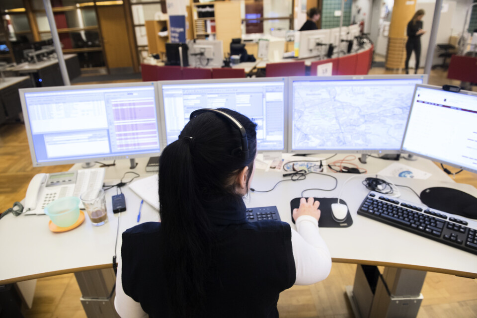 En operatör på SOS Alarm i Stockholm. SOS Alarm ska börja använda artificiell intelligens som hjälp för att prioritera de mest akuta fallen. Arkivbild.