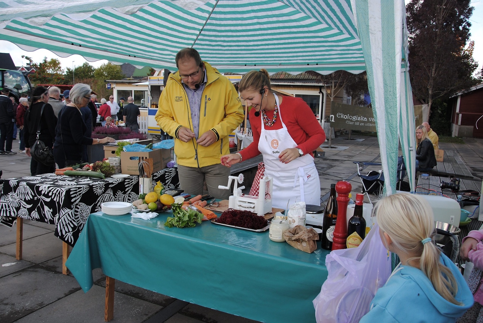 Mikael ”MP” Persson agerade ”programledare” när tv-kocken Sofie Gudmundsson lagade mat på bondemarknaden i Glimåkra.