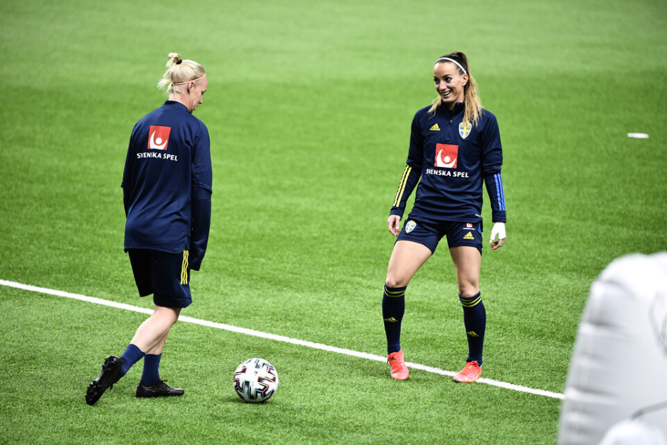 Caroline Seger och Kosovare Asllani under en av damlandslagets träningar inför lördagens landskamp mot USA.