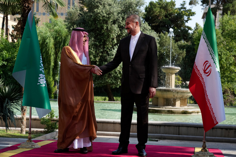 Irans utrikesminister Hossein Amir-Abdollahian (till höger) och den saudiske utrikesminister prins Faisal bin Farhan vid ett möte i juni.