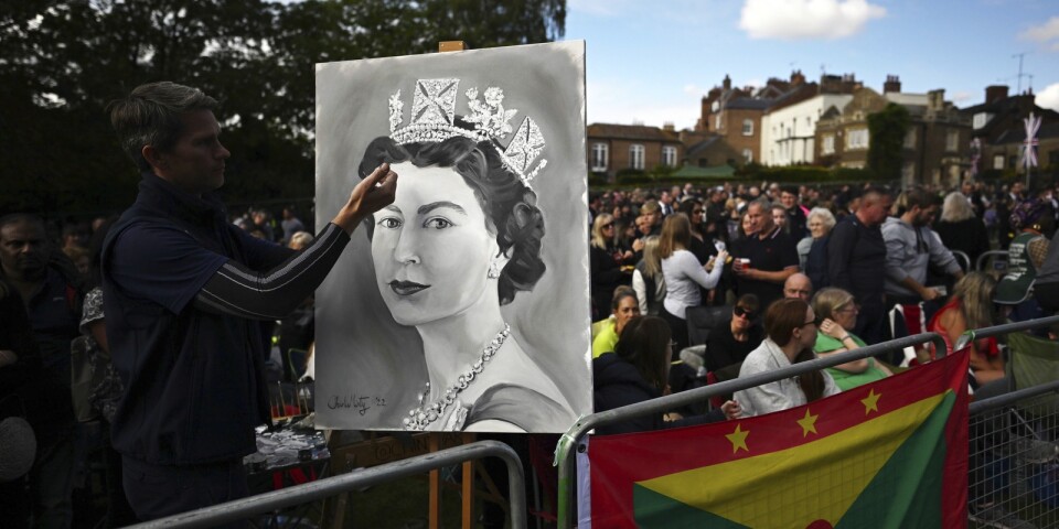En konstnär målar en bild av Elizabeth II på plats under The Long Walk i Windsor, måndag den 19 september, dagen då hon begravdes.